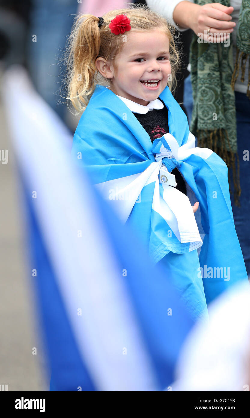 Ja, die Unterstützer versammeln sich im George Square, Glasgow, vor dem schottischen Unabhängigkeitsreferendum, das morgen stattfindet. Stockfoto