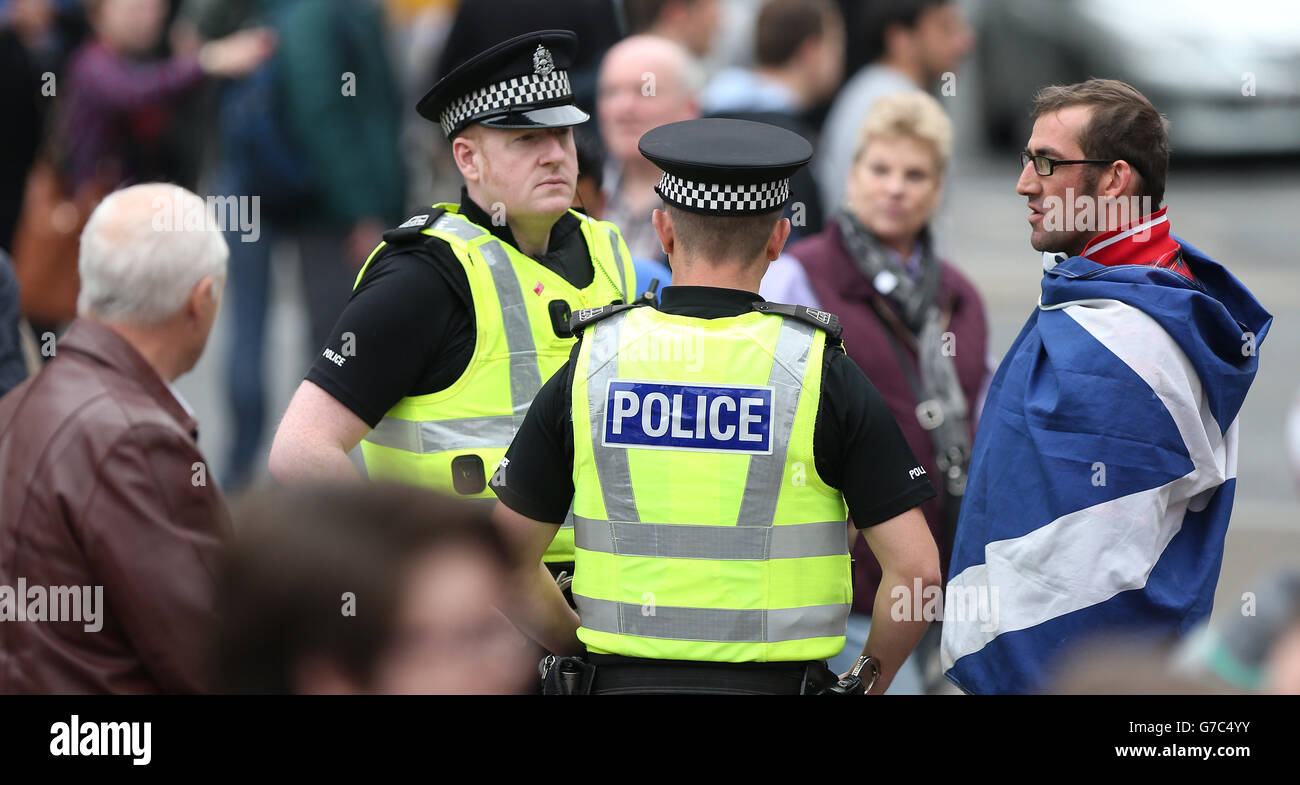 Die Polizei spricht vor dem morgigen schottischen Unabhängigkeitsreferendum mit YES-Anhängern, die sich am George Square, Glasgow, versammeln. Stockfoto