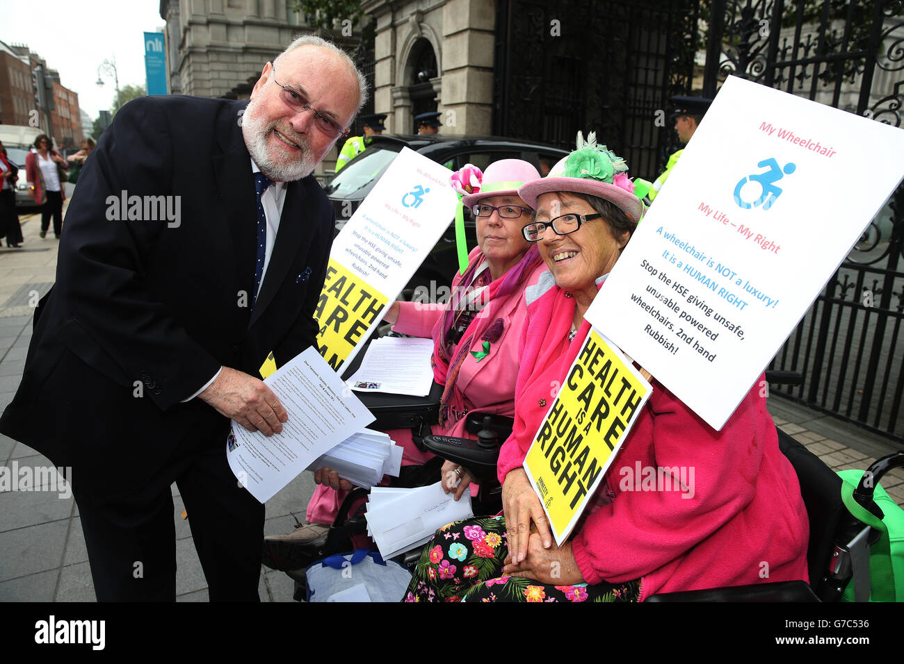 Senator David Norris mit den Demonstranten Margaret (links) und Ann Kennedy vor dem Leinster House, Dublin, während der Dail nach der Sommerpause wieder aufgenommen wird. Stockfoto