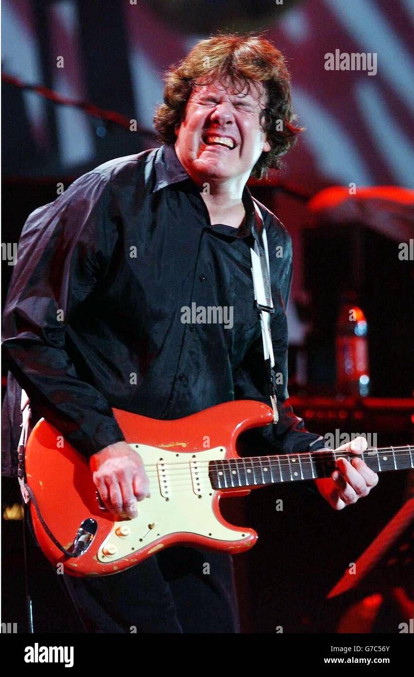 Gary Moore tritt auf der Bühne während des Miller Strat Pack Konzerts in der Wembley Arena in London auf. Stockfoto