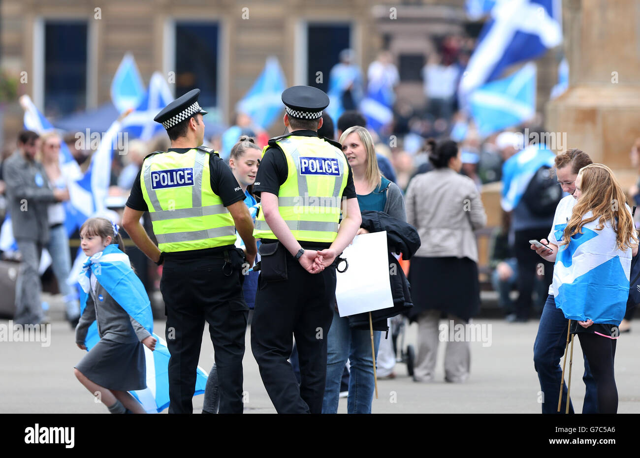 JA, Unterstützer am George Square, Glasgow, vor dem schottischen Unabhängigkeitsreferendum, das morgen stattfindet. Stockfoto