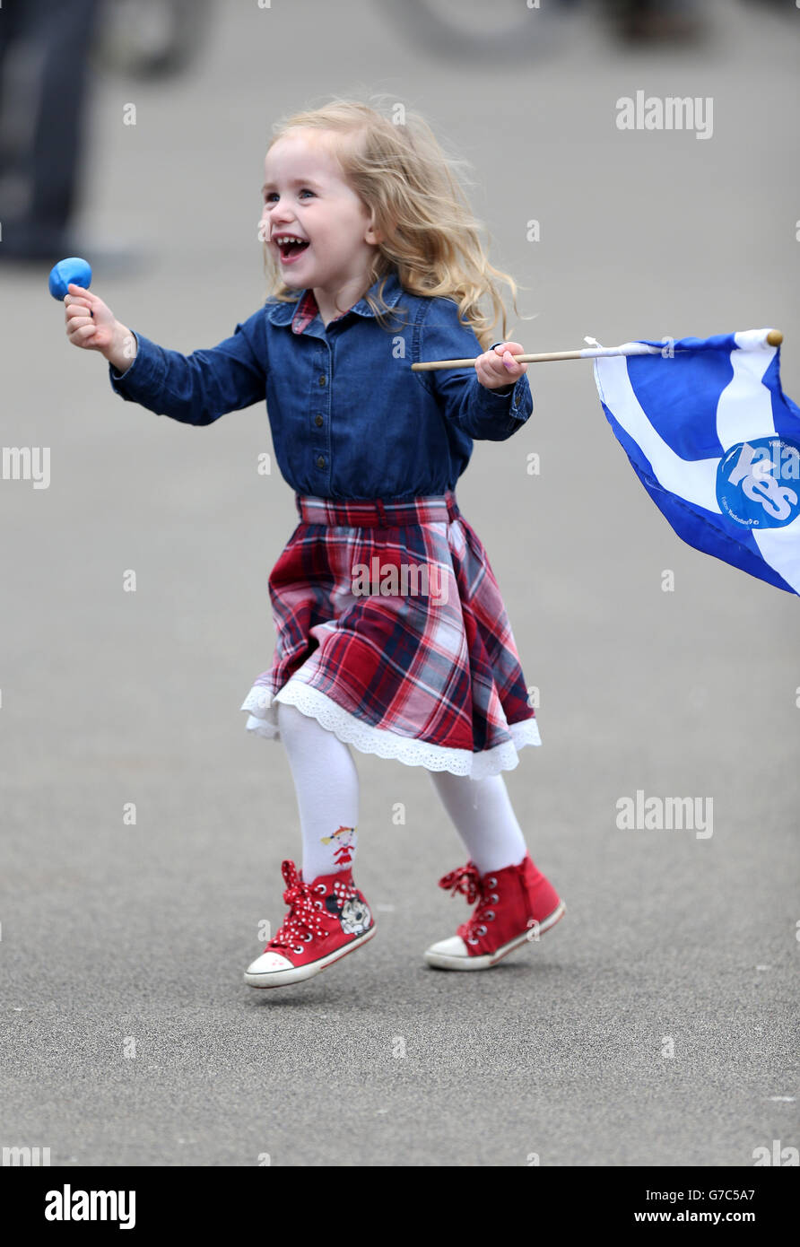 Ein junges Mädchen trägt einen YES Saltyre am George Square in Glasgow, bevor morgen das schottische Unabhängigkeitsreferendum stattfindet. Stockfoto