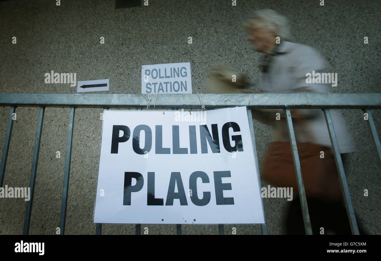Ein Wähler kommt im Wahllokal Ritchie Hall in Strichen an, während Schottland an die Wahlen geht, um im schottischen Unabhängigkeitsreferendum abzustimmen. Stockfoto