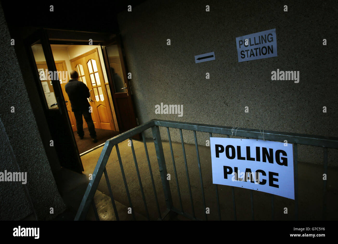 Ein Wähler kommt im Wahllokal Ritchie Hall in Strichen an, während Schottland an die Wahlen geht, um im schottischen Unabhängigkeitsreferendum abzustimmen. Stockfoto