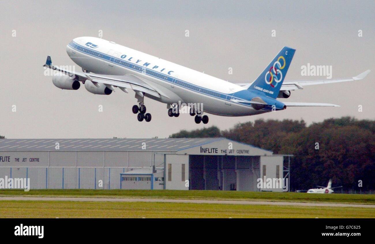 Das olympische Flugzeug in der Luft, da es vom Flughafen Stansted abhebt. Das Flugzeug kam am Sonntag unter RAF-Eskorte nach einem Sicherheitsalarm am Flughafen Stansted an, teilte das Verteidigungsministerium mit. Stockfoto