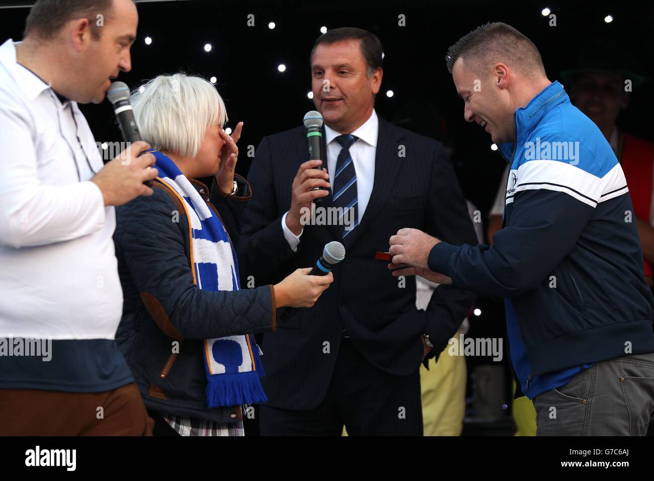 Fußball - UEFA Europa League - Gruppe H - Everton / VfL Wolfsburg - Goodison Park. Ein Hochzeitsvorschlag auf der Bühne in der Fan Zone. Stockfoto