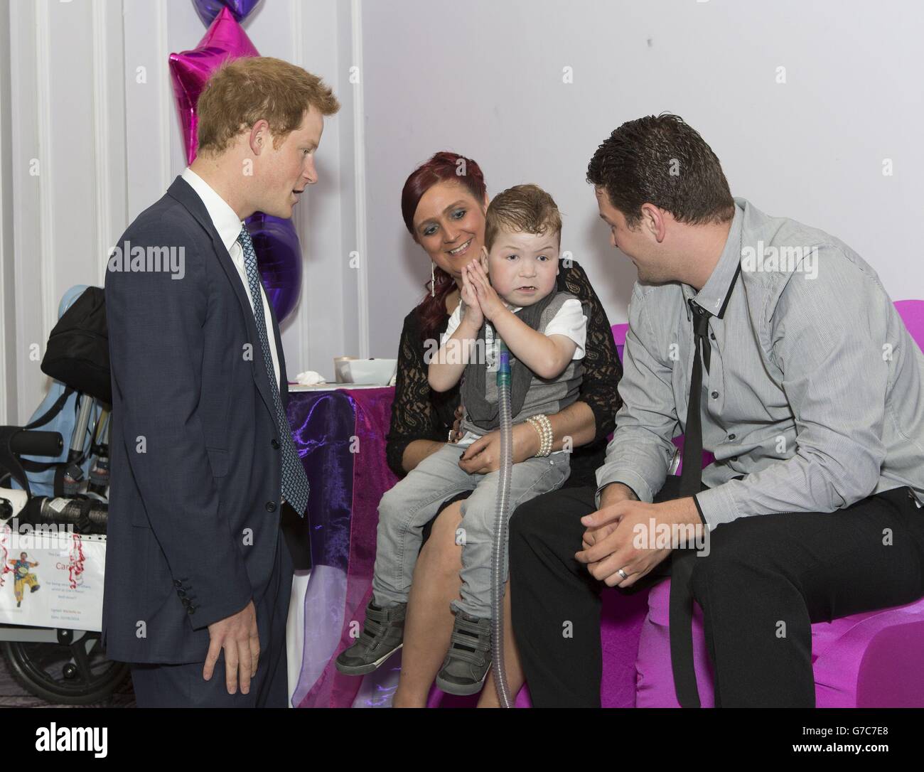 Prinz Harry trifft Carson Hartley im Alter von vier Jahren, Gewinner des inspirierenden Kindes 3-6, der an Lungenerkrankungen, Herzfehlern, Spina bifida und einer brüchigen Knochenerkrankung leidet, mit seiner Mutter Kirsty und seinem Vater Damian während der WellChild Awards Zeremonie im Londoner Hilton, Park Lane, London. Stockfoto
