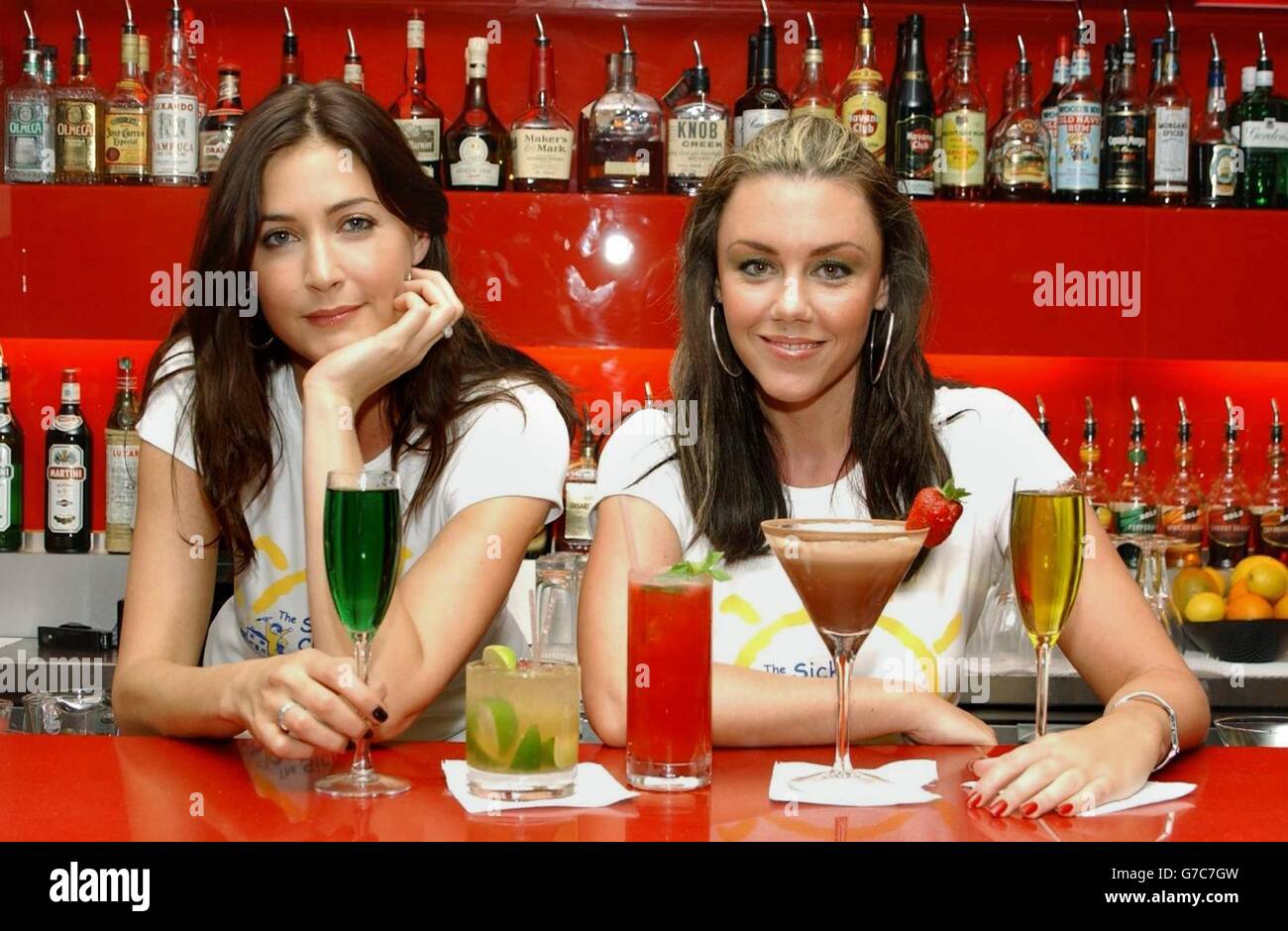 TV-Moderatorin Lisa Snowdon (links) und Liberty X-Sängerin Michelle Heaton als prominente Barkeeper in der Millbank Lounge, City Inn Hotel im Zentrum von London, während des Stars Behind Bars Abends, um Geld für den Sick Children Trust zu sammeln. Stockfoto