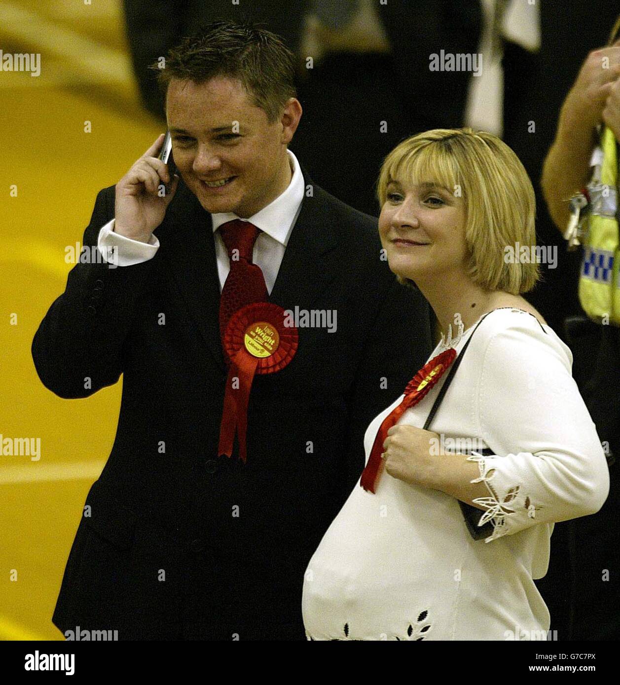 Der siegreiche Labour-Kandidat Iain Wright mit seiner Frau vor der Ankündigung, dass er die Hartlepool-Nachwahl von etwa 2,000 Wählern des Liberaldemokraten Jody Dunn gewann, der ihn knapp an zweiter Stelle antrat. Der UKIP-Kandidat Stephen Allison belegte den dritten Platz, während der konservative Kandidat Jeremy Middleton den vierten Platz belegte. Der Sitz wurde frei, als der ehemalige Kabinettsminister Peter Mandelson zurücktrat, um EU-Kommissar zu werden. Stockfoto