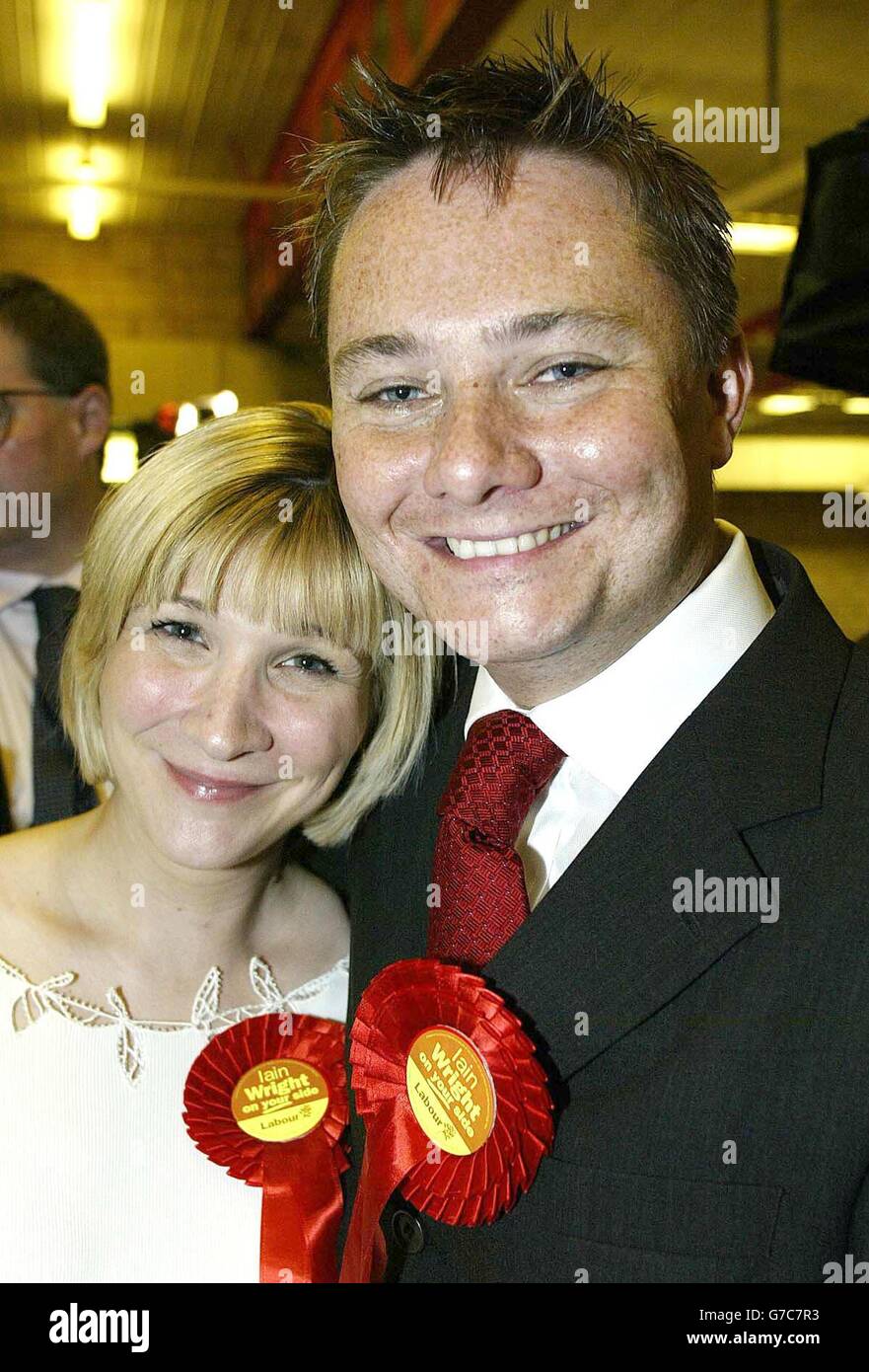 Der siegreiche Labour-Kandidat Iain Wright mit seiner Frau vor der Ankündigung, dass er die Hartlepool-Nachwahl von etwa 2,000 Wählern des Liberaldemokraten Jody Dunn gewann, der ihn knapp an zweiter Stelle antrat. Stockfoto