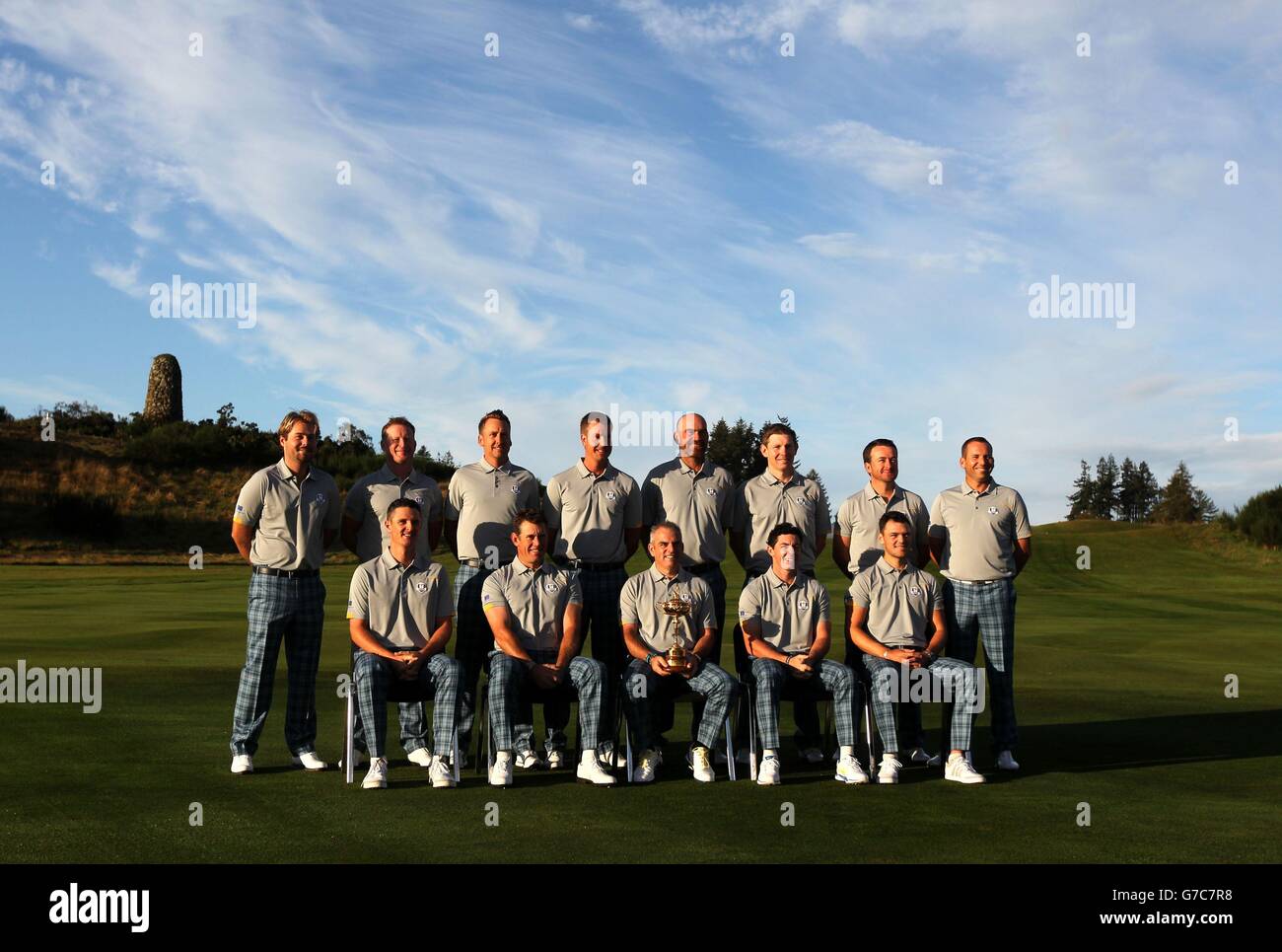 Victor Dubuisson, Jamie Donaldson, Ian Poulter, Henrik Stenson, Thomas Bjorn, Stephen Gallacher, Graeme McDowell und Sergio Garcia (vordere Reihe links-rechts) Justin Rose, Lee Westwood, Kapitän Paul McGinley, Rory McIlroy und Martin Kaymer während des Team-Fotoanrufs am ersten Tag des 40. Ryder Cup auf dem Gleneagles Golf Course, Perthshire. Stockfoto