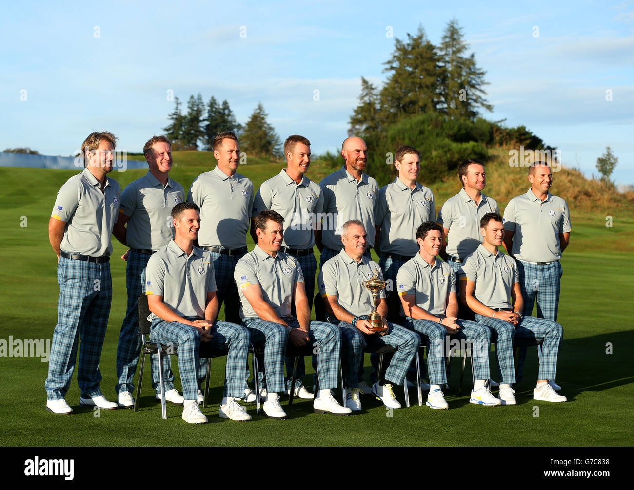 Europas (hintere Reihe links-rechts) Victor Dubuisson, Jamie Donaldson, Ian Poulter, Henrik Stenson, Thomas Bjorn, Stephen Gallacher, Graeme McDowell und Sergio Garcia (vordere Reihe links-rechts) Justin Rose, Lee Westwood, Kapitän Paul McGinley, Rory McIlroy und Martin Kaymer während des Team-Fotoanrufs Stockfoto