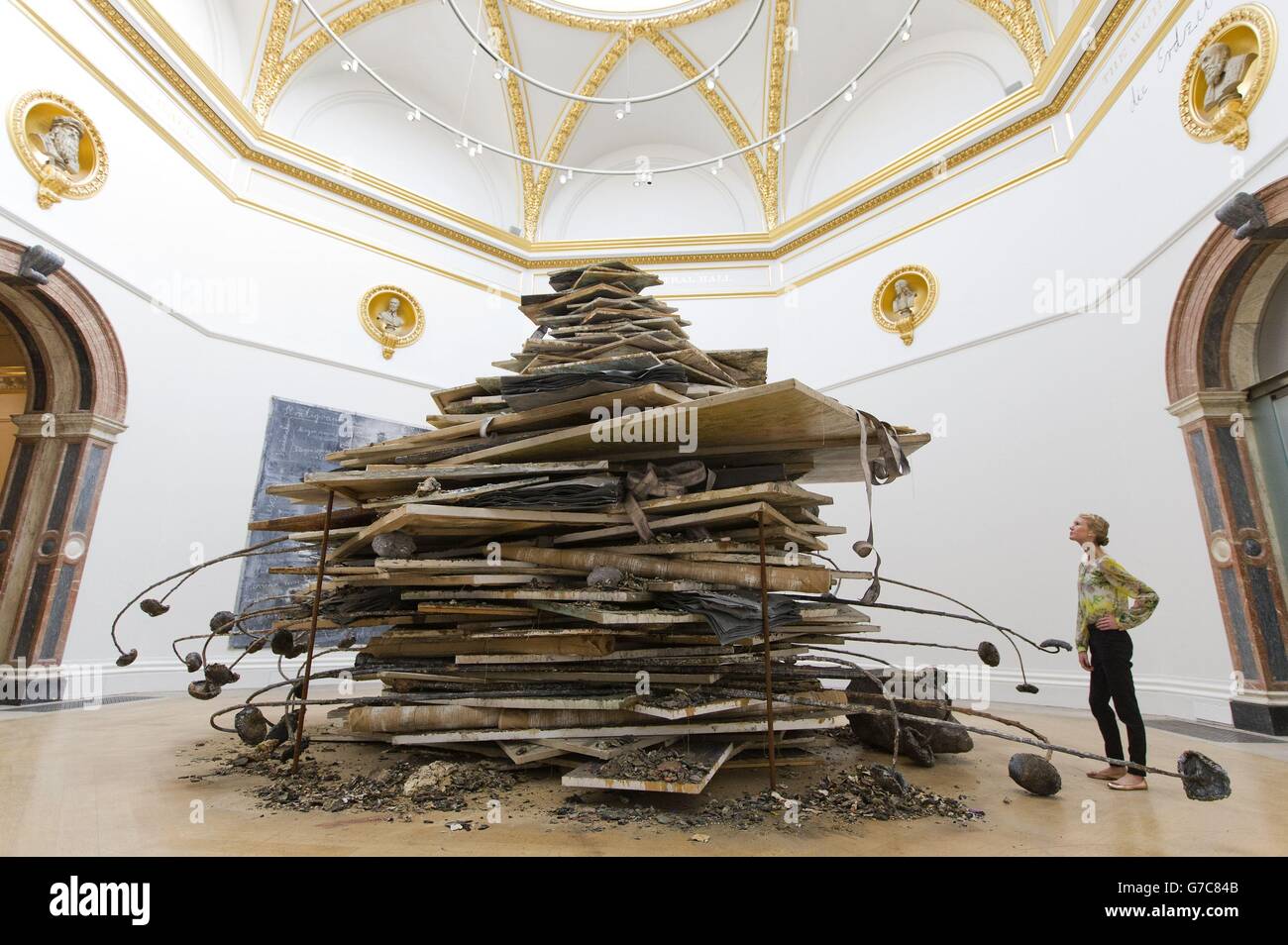 Neben der "Language of 'Ages of the World', 2014, von Anselm Kiefer, steht ein Galerist, der Teil einer großen neuen Ausstellung an der Royal Academy of Arts in London ist. Stockfoto