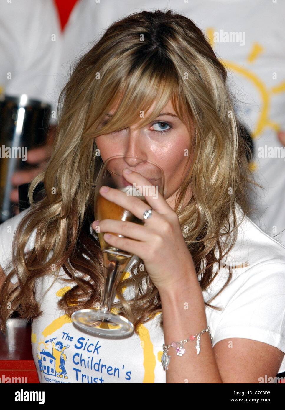 TV-Moderatorin Alex Lovell hilft in ihrer Rolle als Barkeeper in der Millbank Lounge, City Inn Hotel im Zentrum von London, beim Stars Behind Bars Abend Cocktails zu machen, um Geld für den Sick Children Trust zu sammeln. Stockfoto