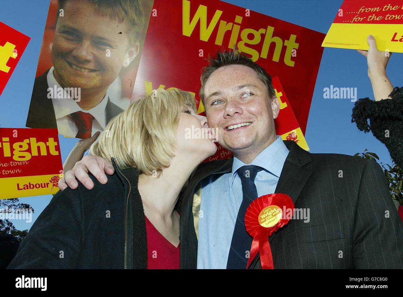 Der neu gewählte Abgeordnete der Hartlepool-Labour-Partei Iain Wright mit seiner hochträchtigen Frau Tiffiny feiert seinen Sieg bei den gestrigen Nachwahlen mit einer offenen Busrundfahrt durch die Stadt. Stockfoto
