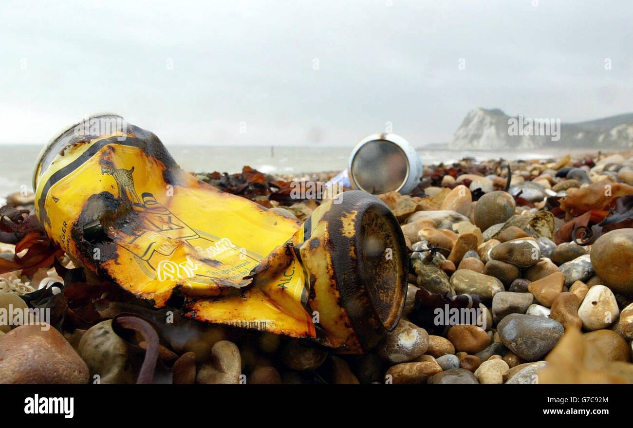 Ein Strand in der Nähe von Dover in Kent ist voller Müll, da einige britische Seebäder Gefahr laufen, zu No-Go-Gebieten für Familien zu werden, wenn sie nicht auf lootisches Verhalten einschlagen. Alan Woods Chief Executive der Blue Flag Awards der Clean Beach Campaign sprach zu der Konferenz der Strandmanager. Stockfoto