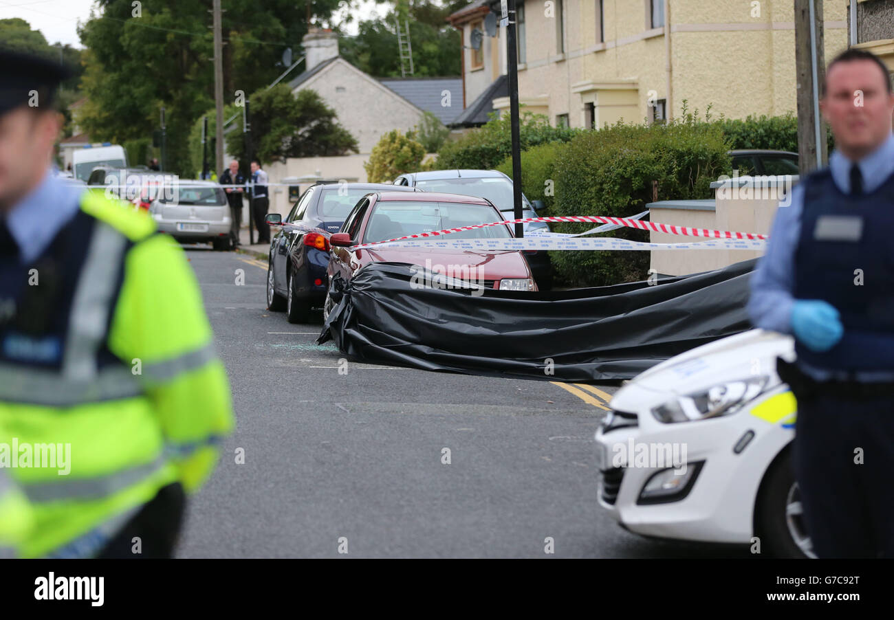 Gardai an der Stelle, an der ein Mann bei einem Schusswaffenangriff auf einer Straße in Balbriggan im Norden von Dublin getötet und eine Frau verletzt wurde. Stockfoto