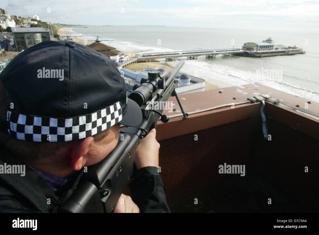 Die bewaffnete Polizei von Dorset bewacht das Dach der Bournemouth-Konferenz, während die Konferenz der Konservativen Partei beginnt. Stockfoto