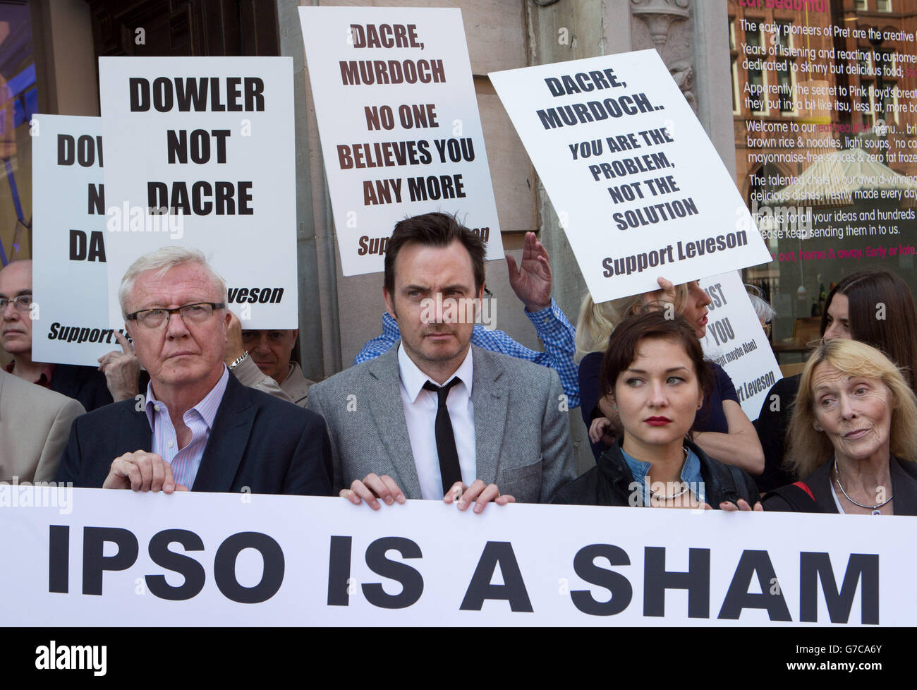 Gehackte Aktivisten halten Banner in einem Protest gegen die neue Regulierungsbehörde IPSO und überreichen einen offenen Brief an ihren Vorsitzenden Sir Alan Moses im OCC-Hauptquartier in Holborn, wo IPSO seinen Sitz hat. Stockfoto