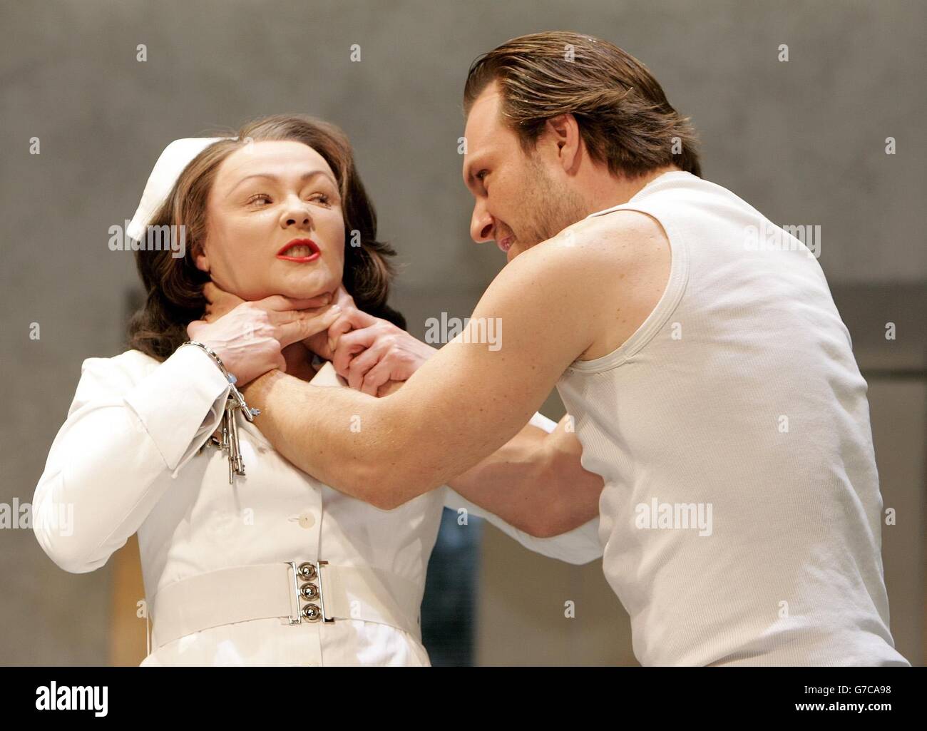 Schauspieler Christian Slater und Schauspielerin Francis Barber, während einer Fotozelle für das Stück "One flog über das Kuckucksnest", im Gielgud Theater auf der Shaftesbury Avenue, im Zentrum von London. Stockfoto