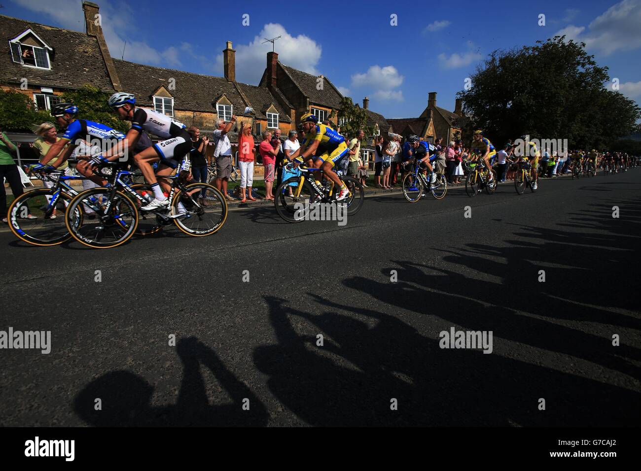 Die Tour of Britain radeln auf der vierten Etappe der Tour of Britain 2014 durch den Broadway in Worcestershire. Stockfoto