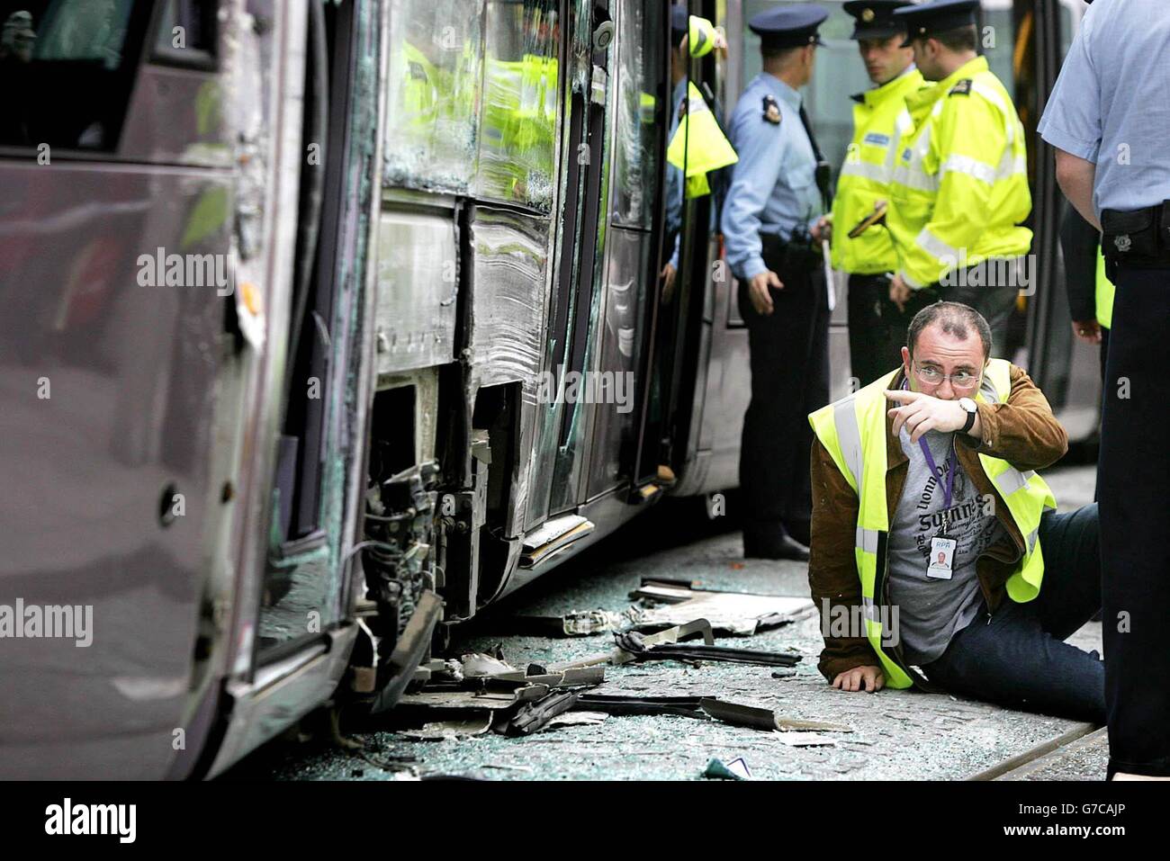 Gardai am Ort des Zusammenstoßes der Luas-Straßenbahnen in St. Stephens Green. Dublins neues Stadtbahnsystem hat heute, als zwei Straßenbahnen zusammenprallen, seinen ersten schweren Unfall im Stadtzentrum erlitten. Zeugen berichteten, gegen 16:05 Uhr einen lauten Unfall gehört zu haben. Eine Luas-Straßenbahn kollidierte mit einer anderen, als sie aus dem Bahnhof auszog. Stockfoto