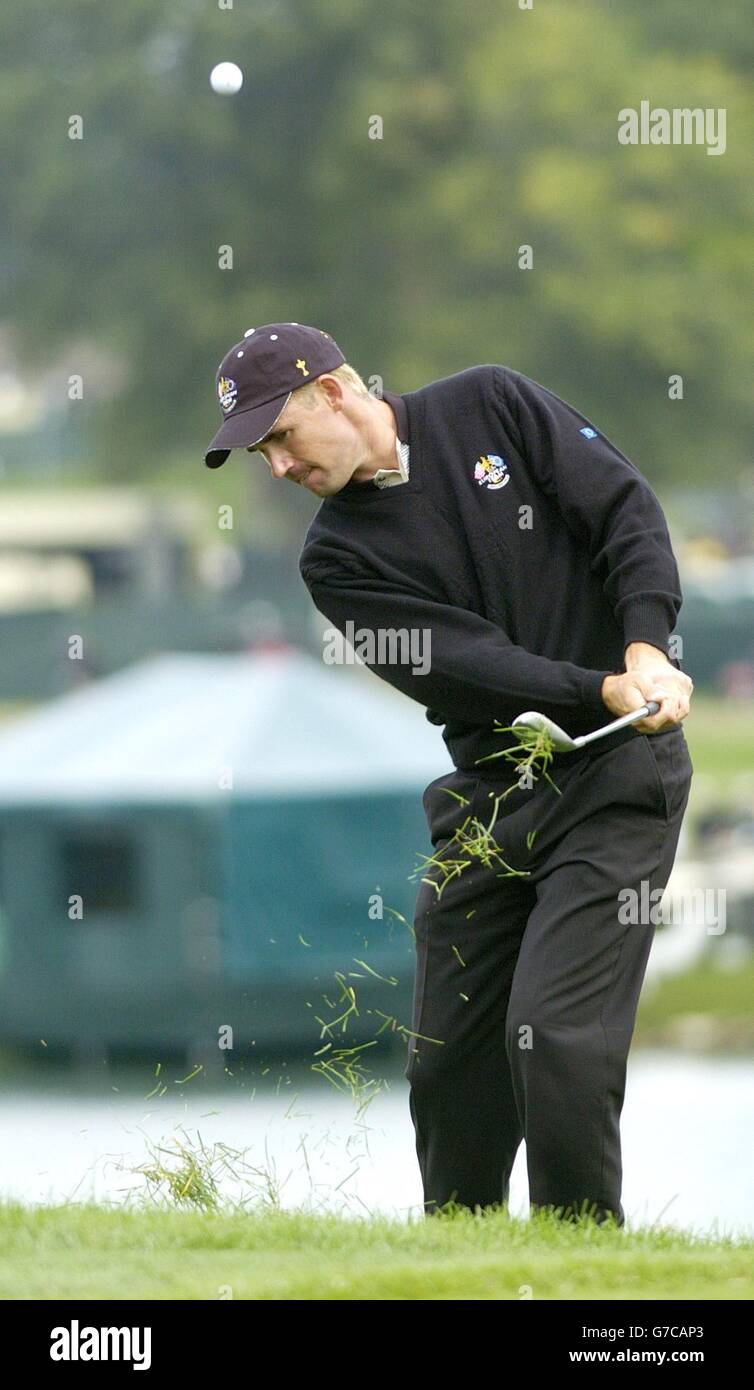 Die Spieler des European Ryder Cup Padraig Harrington springen beim 35. Ryder Cup im Oakland Hills Country Club, Bloomfield Township, Michigan, aus dem Rough auf das 17. Green. Stockfoto