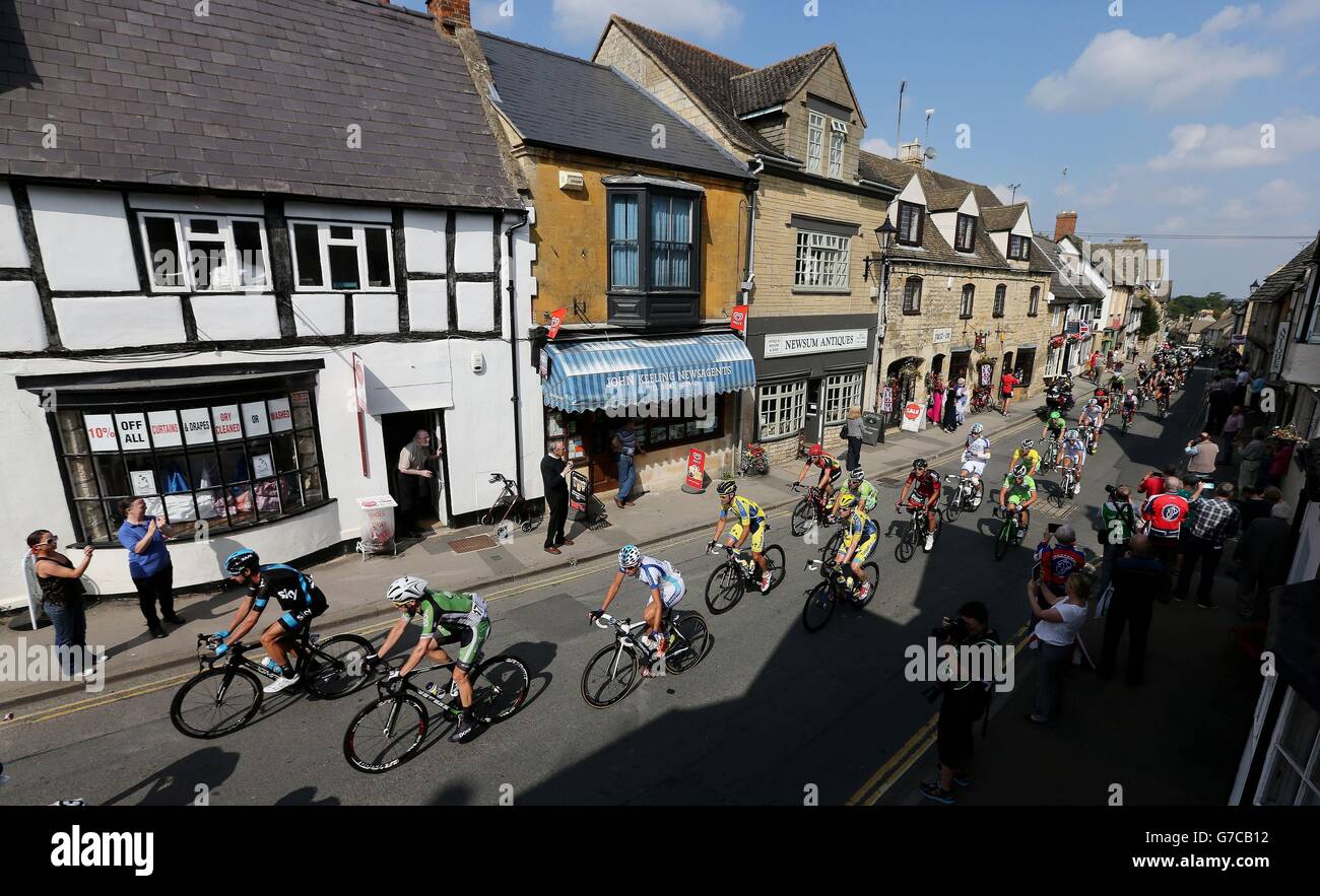 Der Peleton passiert die Stadt Winchcombe in Gloucestershire während der vierten Etappe der Tour of Britain 2014. Stockfoto