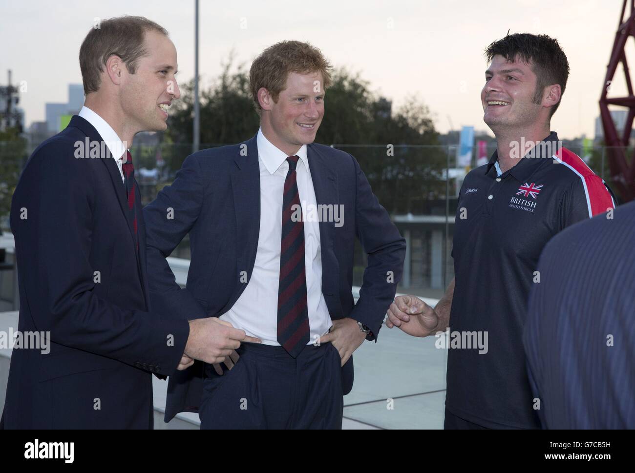 Prinz Harry und der Herzog von Cambridge sprechen mit dem britischen Invictus Games Teamkapitän Dave Henson während eines Business Leaders Employment Meetings, das von der Royal Foundation of the Duke and Duchess of Cambridge und Prince Harry im Queen Elizabeth Olympic Park London im Vorfeld der Eröffnungszeremonie von veranstaltet wird Die Invictus-Spiele. Stockfoto