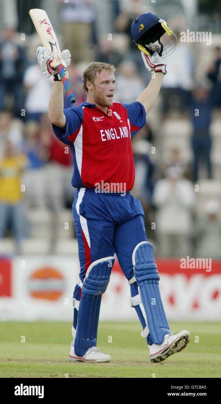 Der englische Schlagmann Andrew Flintoff feiert beim Spiel der I.C.C Champions Trophy gegen Sri Lanka im Rose Bowl in Hampshire ein Jahrhundert lang Torbildung. Stockfoto