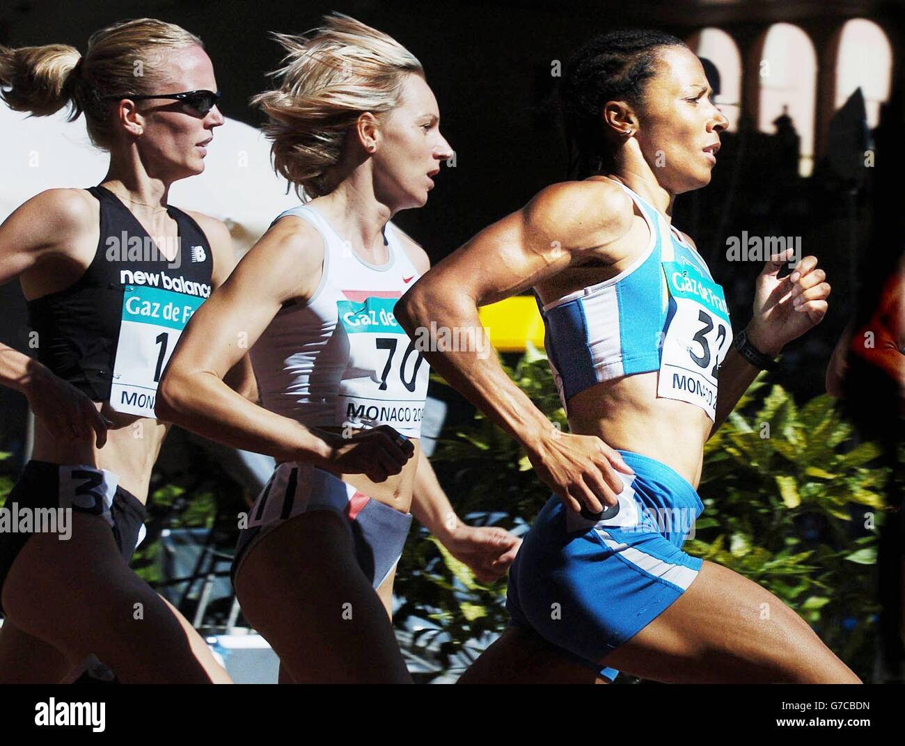 Kelly Holmes (rechts) macht sich vom Feld fern und gewinnt das 1500 m große Event beim IAAF Leichtathletik-Weltfinale in Monaco, Samstag, 18. September 2004. Stockfoto