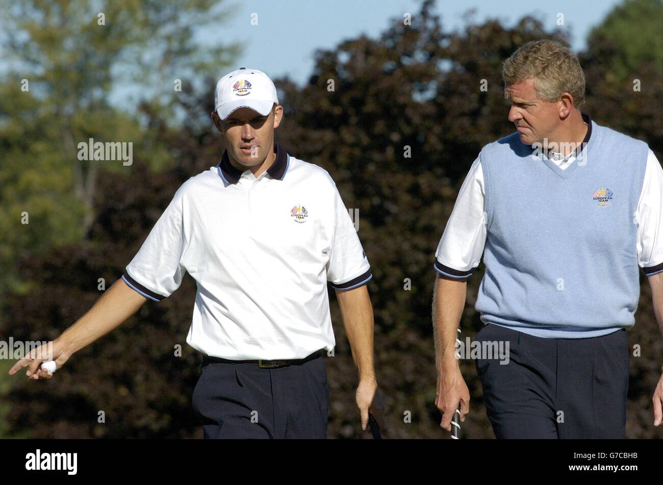 Die Spieler des European Ryder Cup Padraig Harrington (links) und Colin Montgomerie auf dem zweiten Grün während des 35. Ryder Cup im Oakland Hills Country Club, Bloomfield Township, Michigan, Samstag, 18. September, 2004. Stockfoto