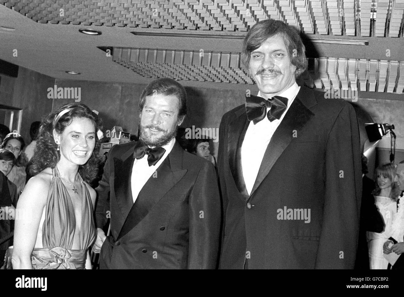 Roger Moore (Mitte) und Richard Kiel bei der Royal Charity Weltpremiere des James Bond-Films Moonraker. Stockfoto
