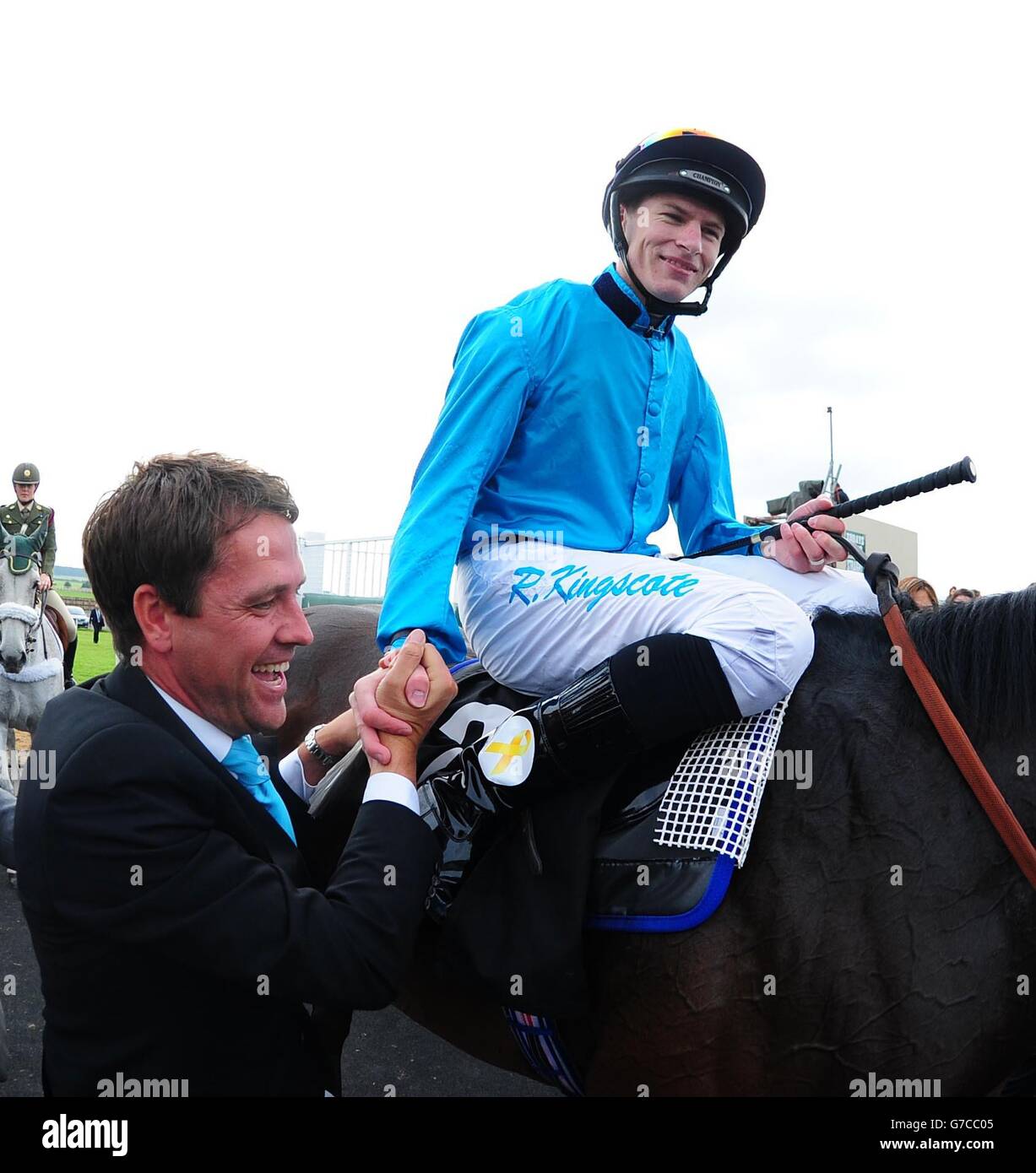 Besitzer Michael Owen und Jockey Richard Kingscote, nachdem Brown Panther den Palmerstown House Estate Irish St Leger während des Irish Champions Weekend auf der Curragh Racecourse, Co Kildare, Irland, gewonnen hatte. Stockfoto