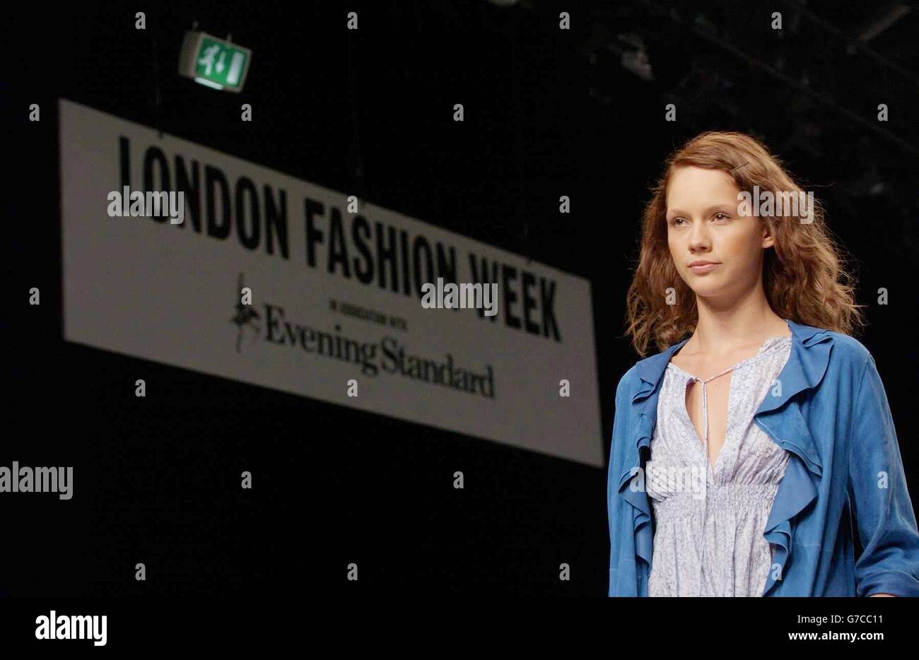 LFW 2004 Betty Jackson Sammlung Stockfoto