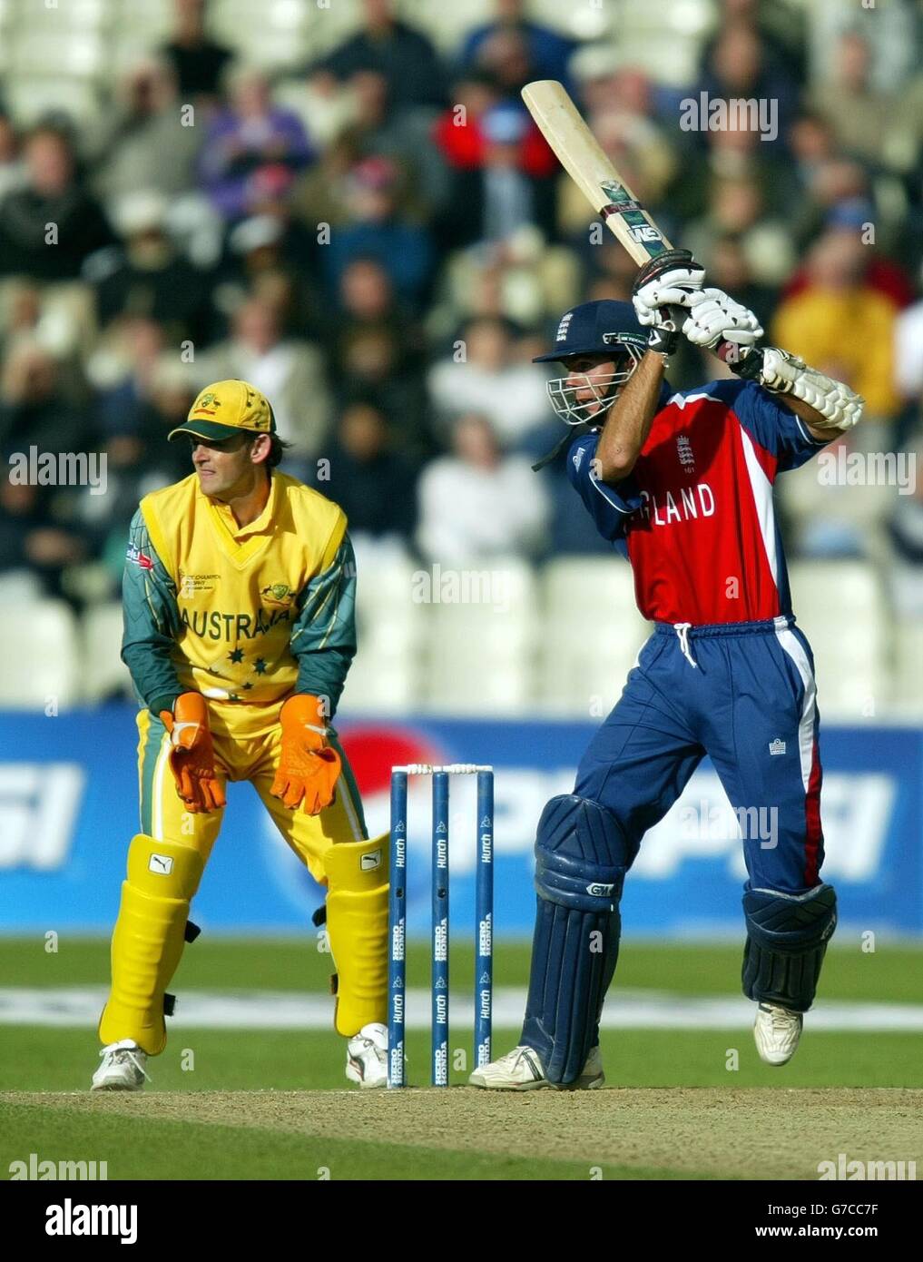 Der englische Michael Vaughan schneidet eine Lieferung weg vom Bowling des australischen Darren Lehmann, während des ICC Trophy Semi-Finales in Edgbaston, Birmingham. . KEINE NUTZUNG DES MOBILTELEFONS. Stockfoto