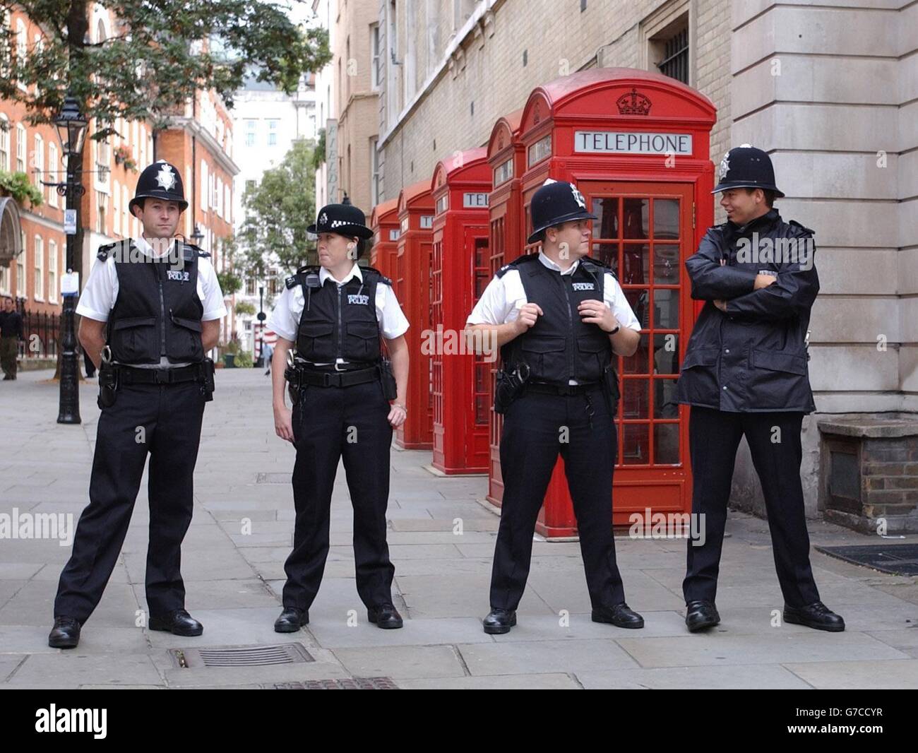 Metropolitan Police Officers im Dienst vor dem Amtsgericht der Bow Street im Londoner West End. Der Anteil der von der Polizei gelösten Verbrechen in England und Wales ist um fast 2 % gesunken, wie die neuen Zahlen des Innenministeriums heute zeigen. Insgesamt 24 von 43 Kräften erreichten 2003-2004 eine geringere Erkennungsrate als im Vorjahr. Es folgte ein ähnlicher Rückgang bei den Nachweise von drei Viertel der Streitkräfte in den Zahlen des vergangenen Jahres. Polizeiministerin Hazel Blears sagte, dass die Zeit, die die Beamten für Frontaufgaben verbrachten, „für viele ein Problem darstellt“. Der heutige Bericht enthielt Grafiken, die den Spitznamen trugen Stockfoto