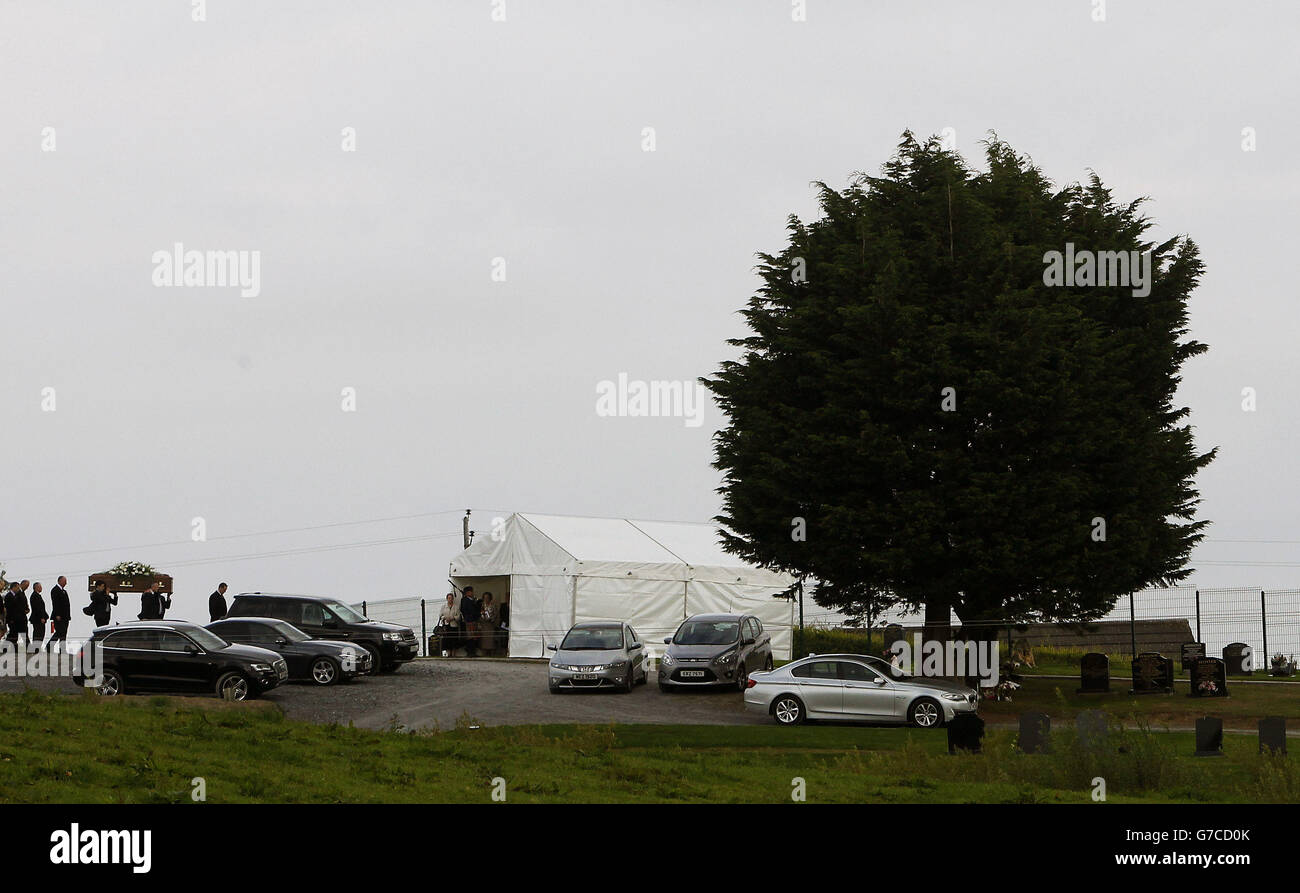 Der Sarg des ehemaligen Führers der Demokratischen Unionistischen Partei (DUP) und ersten Ministers, Rev. Ian Paisley, wird in der Freien Presbyterianischen Kirche in Ballygowan, Nordirland, zu seinem Grab getragen. Stockfoto