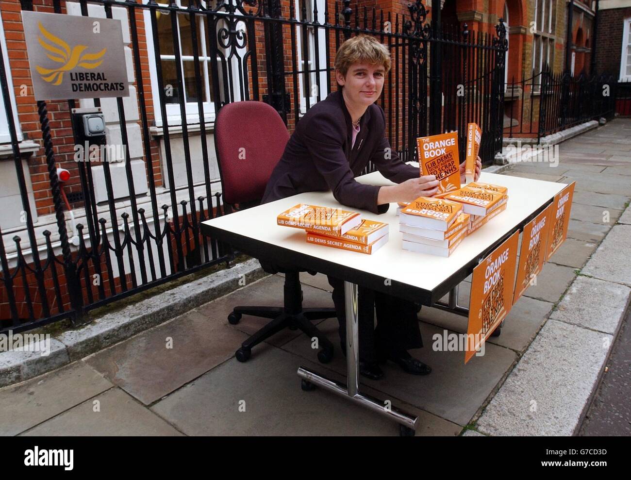 Kabinettsministerin Ruth Kelly posiert mit dem "Orange Book" der Liberaldemokraten über die politische Reform des Lib dem vor dem Parteihauptsitz in London. Labour behauptete, ihre Gegner, deren Parteikonferenz diese Woche in Bournemouth stattfindet, hätten eine geheime Agenda, um den NHS abzuschaffen. Stockfoto