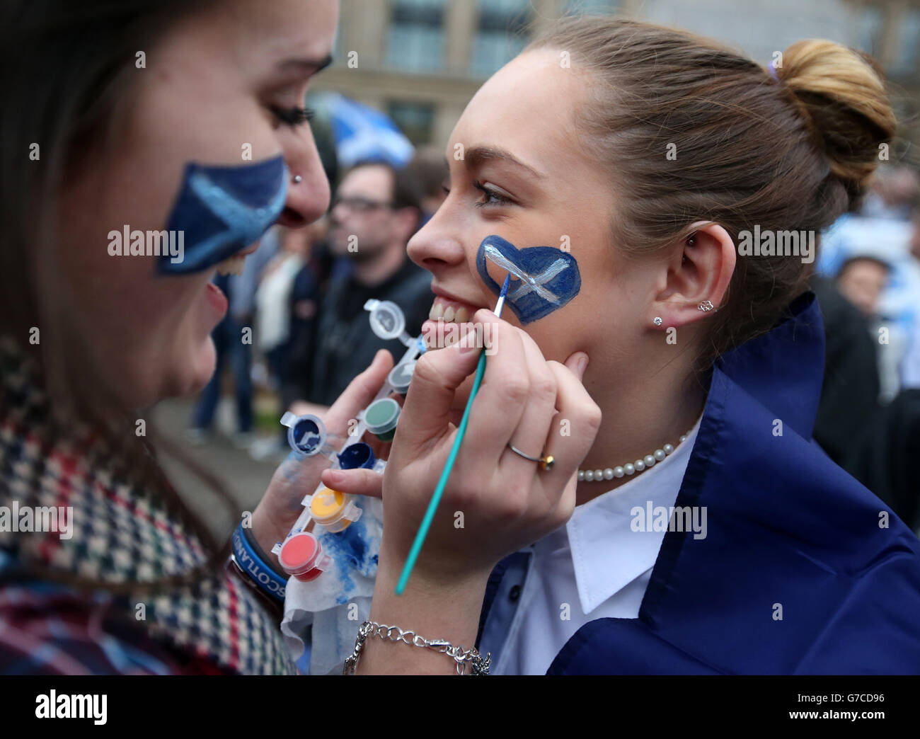 Unterstützer bei einer Yes-Kundgebung auf dem George Square vor der Abstimmung im schottischen Referendum am 18. September. Stockfoto