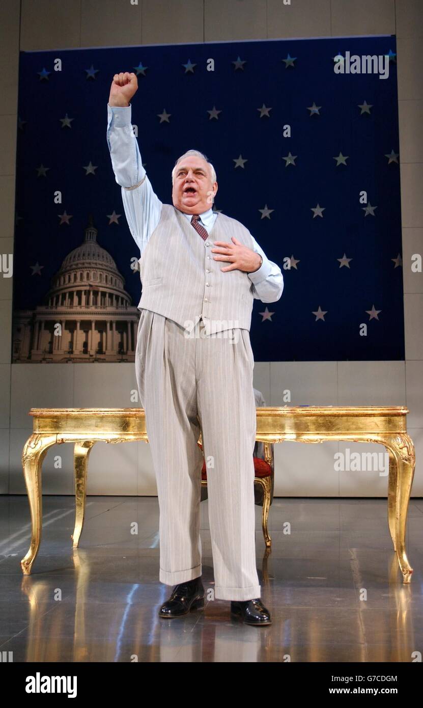 Schauspieler Roy Hudd als Edward McKeever, während einer Fotoserie für die Neuproduktion der 1950er-Jahre-Komödie "The Solid Gold Cadillac" im Garrick Theatre an der Charing Cross Road, im Zentrum von London. Stockfoto