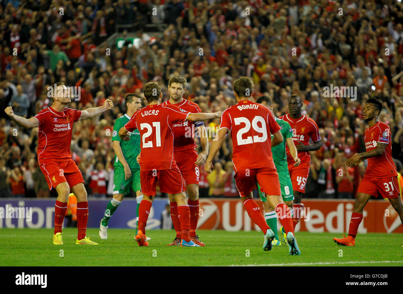 Fußball - UEFA Champions League - Gruppe B - Liverpool / Ludogorets Razgrad - Anfield. Die Spieler von Liverpool feiern mit Kapitän Steven Gerrard, nachdem er das Siegtor von der Stelle aus erzielt hat Stockfoto