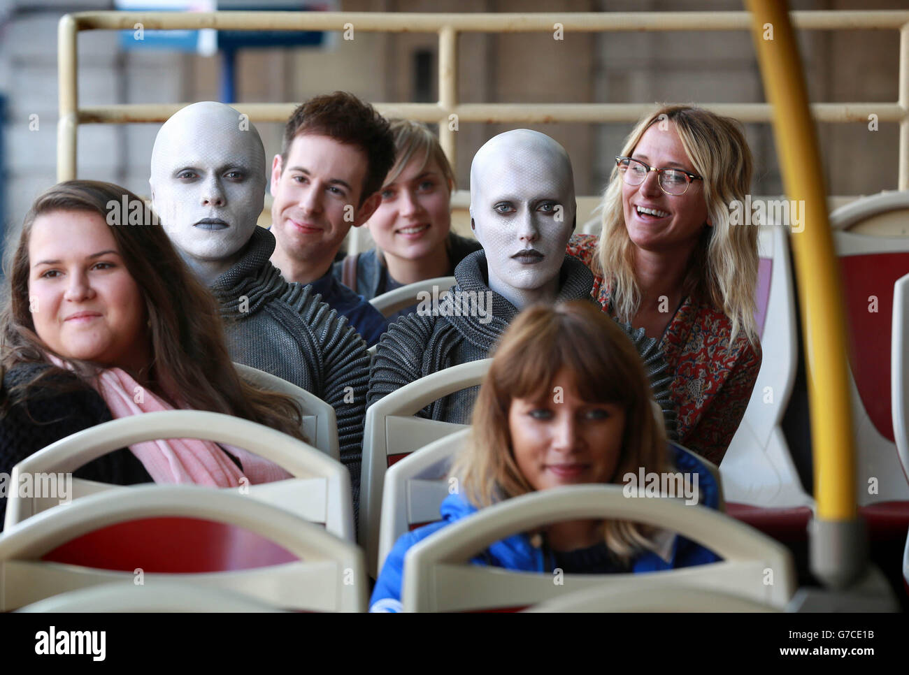 Zuvor unveröffentlichtes Foto vom 15/09/14 von Schauspielern, die als Aliens verkleidet sind, Tour London, um die neue Staffel der Science-Fiction-Fernsehserie Defiance auf NBCUniversal-Kanal Syfy, die am Donnerstag, 18. September um 21 Uhr beginnt, zu starten. Stockfoto