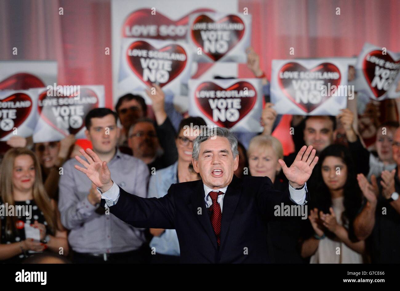 Der ehemalige Premierminister Gordon Brown spricht am Tag vor Beginn der Wahlurnen für das schottische Referendum in der zentralen Halle der Gemeinde Maryhill in Glasgow vor einer Kundgebung von „Nein“-Wahlkampfbefürwortern. Stockfoto