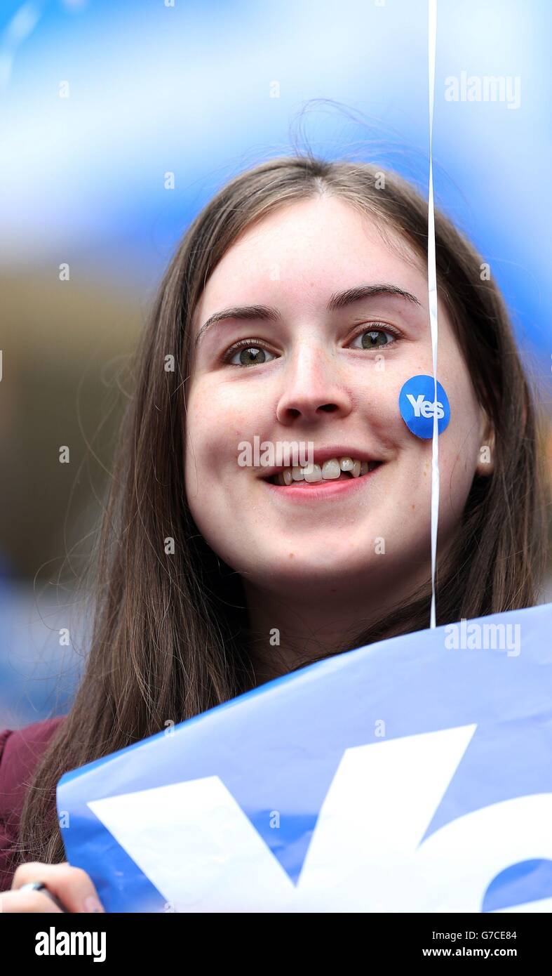 Einer der Unterstützer bei der YES-Wahlkampfveranstaltung vor der Glasgow Concert Hall vor dem schottischen Unabhängigkeitsreferendum, das morgen stattfindet. Stockfoto