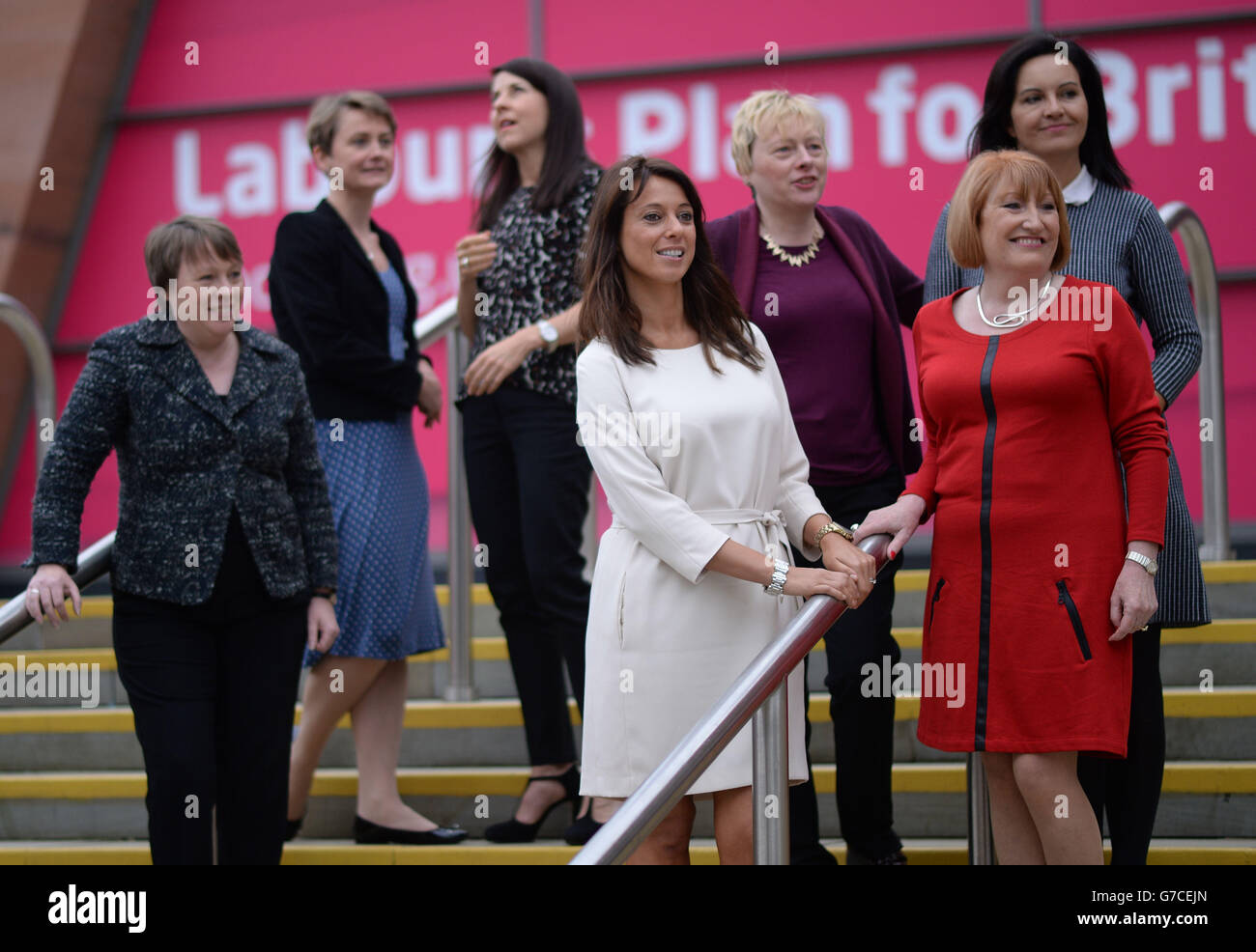 Die Schattenministerin für Frauen und Qualitäten Gloria De Piero (in weiß) steht mit anderen Parlamentsabgeordneten zusammen, die sich auf die Teilnahme an der Frauenkonferenz der Labour Party vorbereiten, um die Gleichstellungsfragen von Frauen im Exchange Auditorium in Manchester am Vorabend der Jahreskonferenz der Labour Party zu diskutieren. Stockfoto