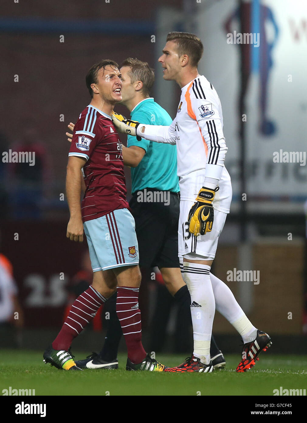 Mark Noble von West Ham United, Left, sagt seinem Torhüter Adrian, er soll nach einem Zusammenstoß mit Liverpools Mario Balotelli den Kopf benutzen (verstellt) Stockfoto