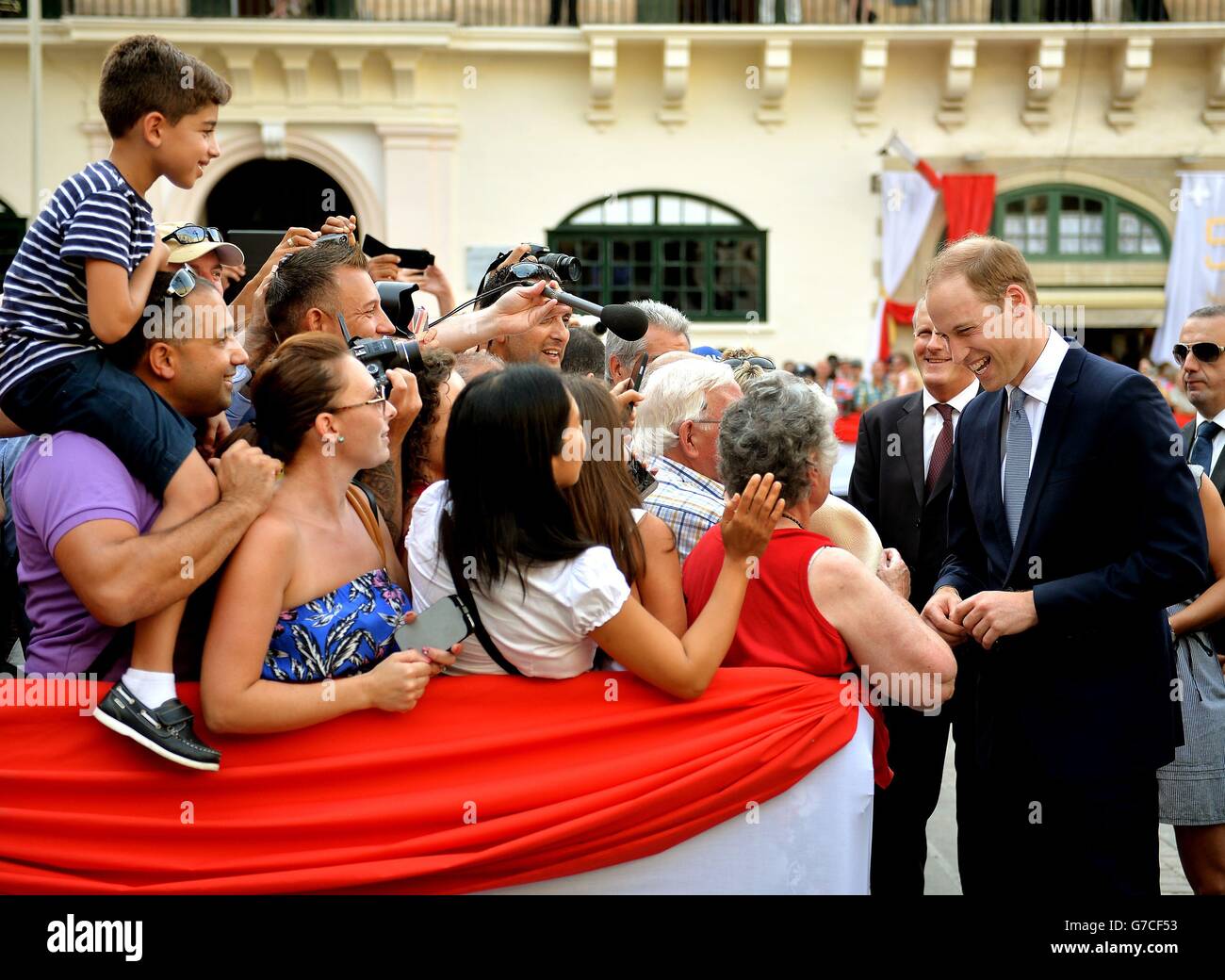 Der Herzog von Cambridge trifft auf gute Fischer bei einem Rundgang in Valletta, Malta, vor dem 50. Jahrestag seiner Unabhängigkeit. Stockfoto