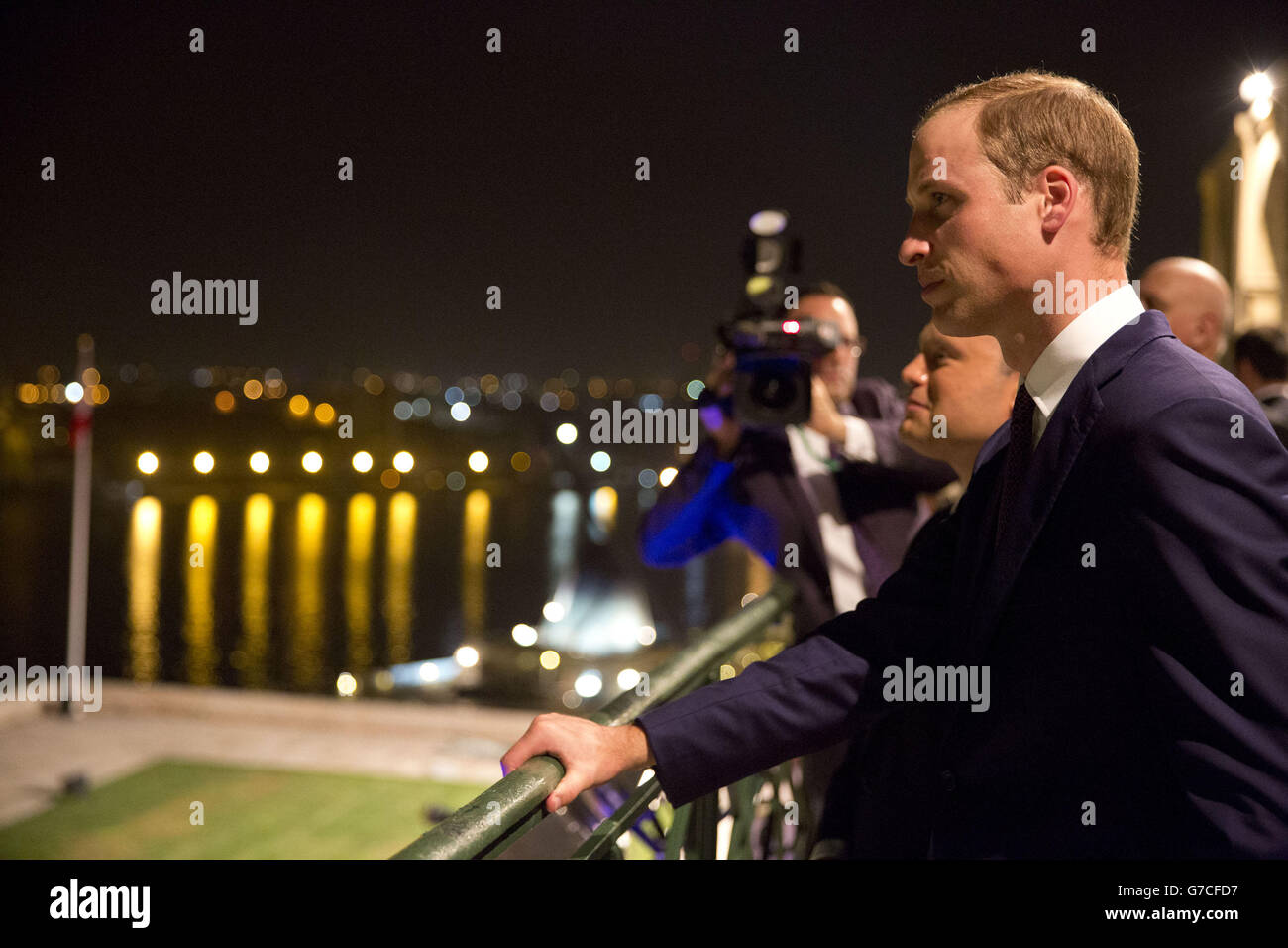 Der maltesische Premierminister Joseph Muscat sieht mit dem Herzog von Cambridge (rechts) im Upper Barrakka Gardens in Valletta, Malta, während einer Abendfeier zum 50. Jahrestag der Unabhängigkeit Maltas ein Feuerwerk an. Stockfoto