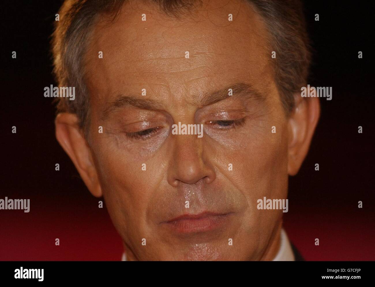 Der britische Premierminister Tony Blair wirkt deflamiert, nachdem seine Rede zweimal von Zwischenrufen auf der Labour Party Conference in Brighton, East Sussex, unterbrochen wurde. 30/09/04: Der Premierminister soll morgen zur Herzbehandlung ins Krankenhaus gehen, um einen unregelmäßigen Herzschlag zu korrigieren, sagte Downing Street heute Abend. Stockfoto